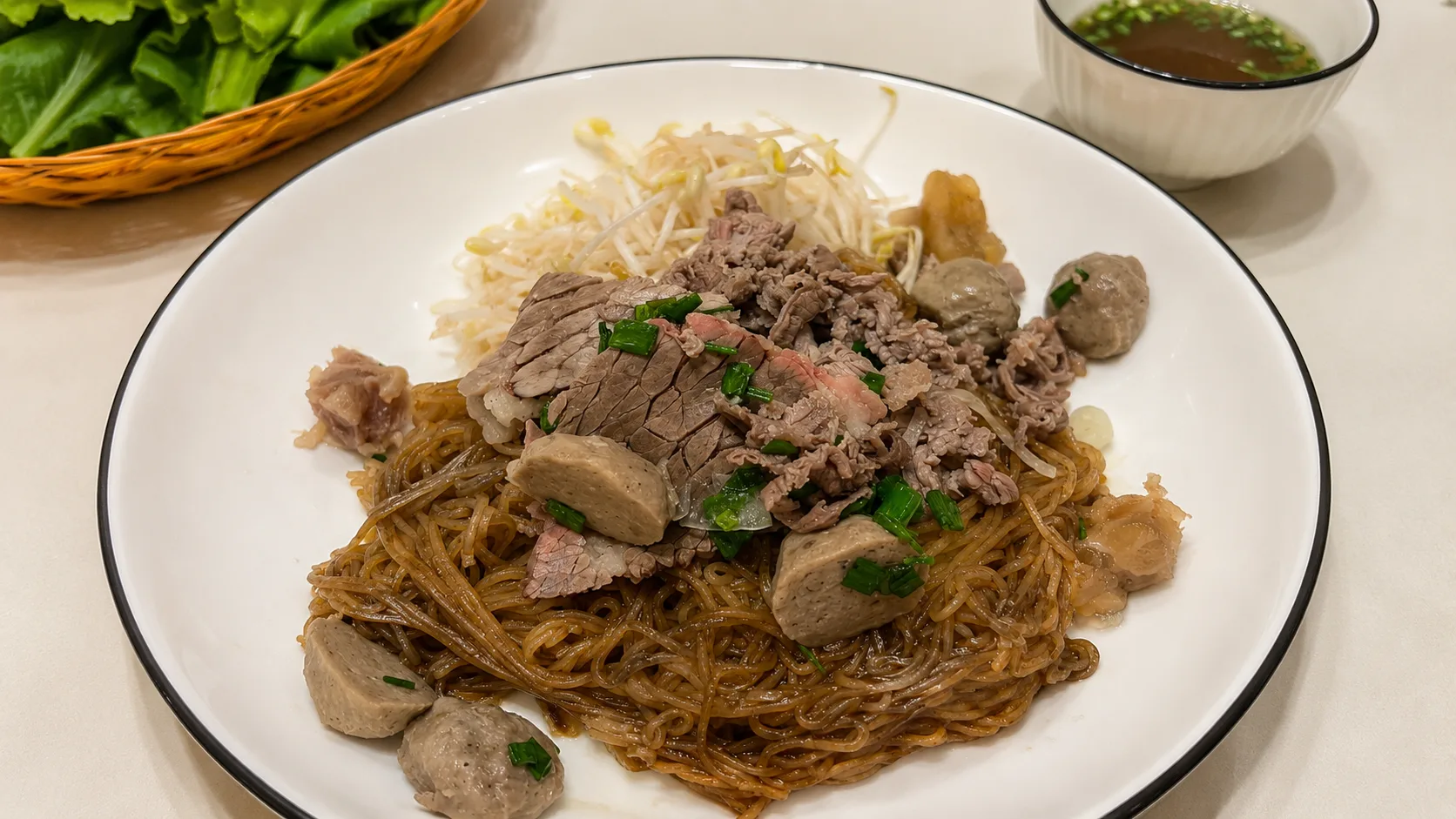 Hủ tiếu trộn với sốt đậu tại phở lẩu lưu gia