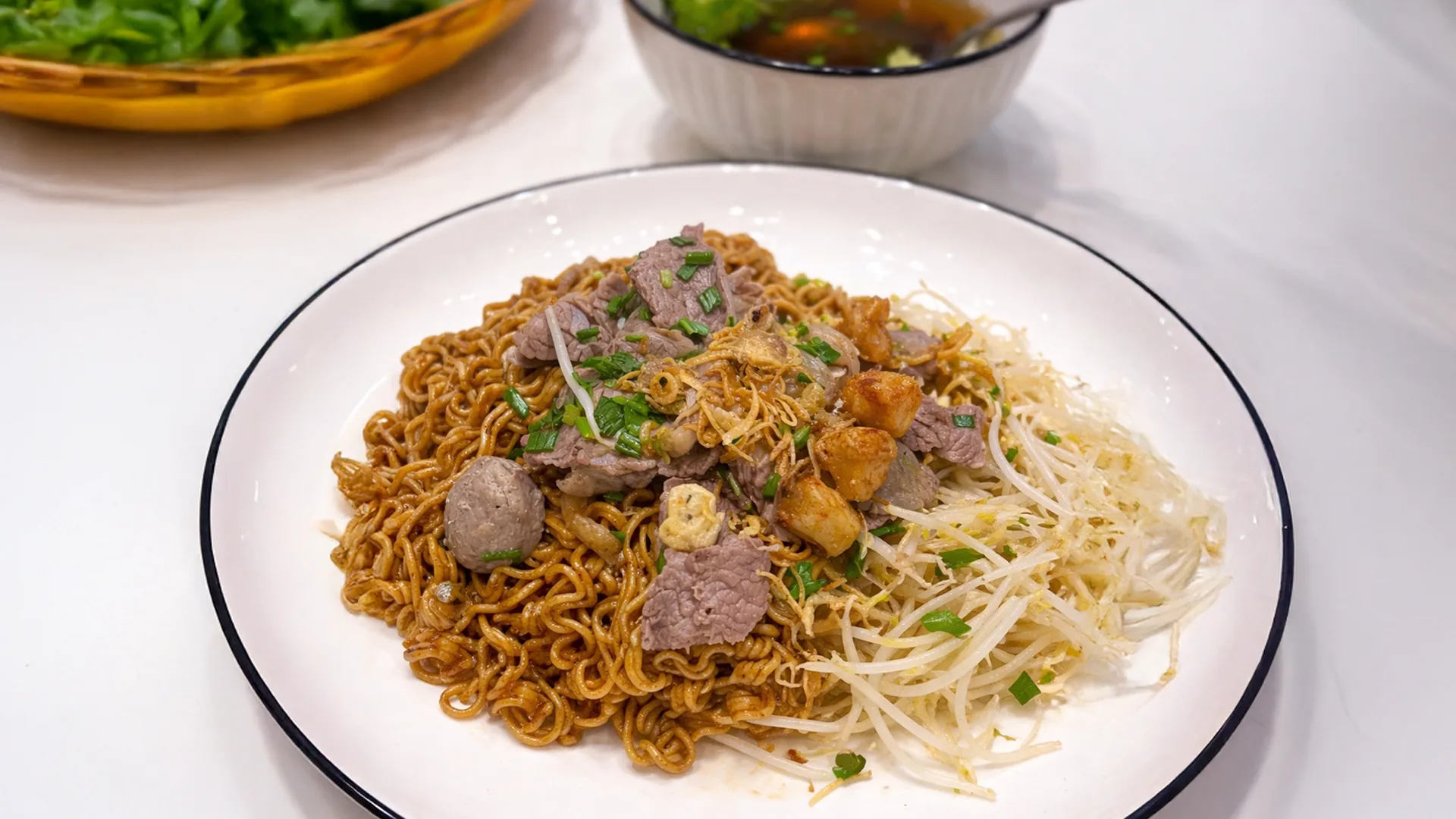 Mì bò sa tế cay tại phở lẩu lưu gia bảo lộc