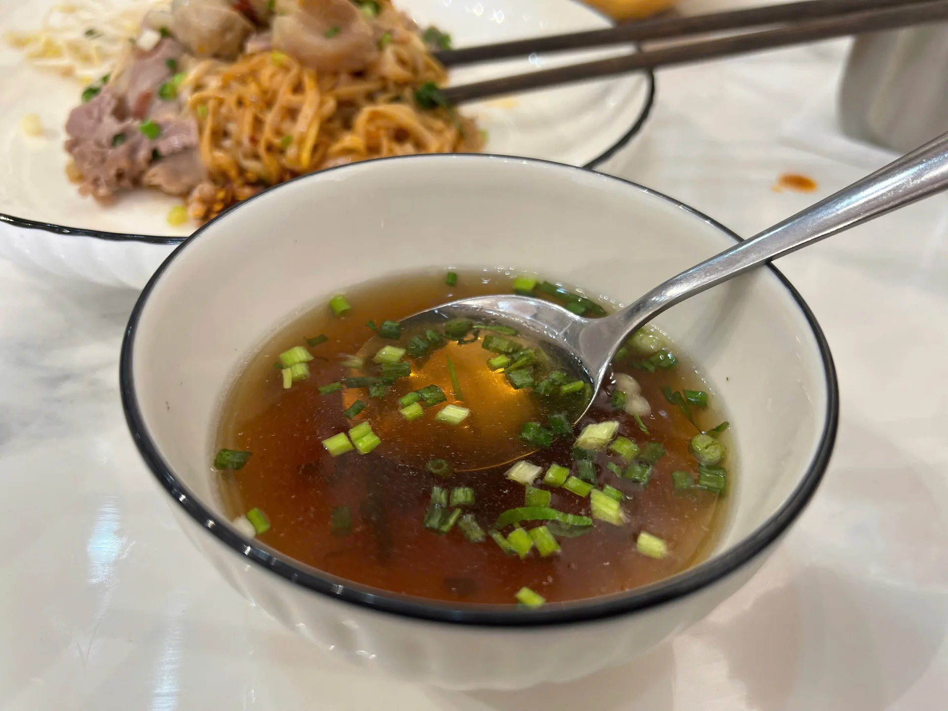 Chén nước dùng trong vắt, ngọt thanh giúp cân bằng hoàn hảo cho bữa ăn phở trộn đậm vị