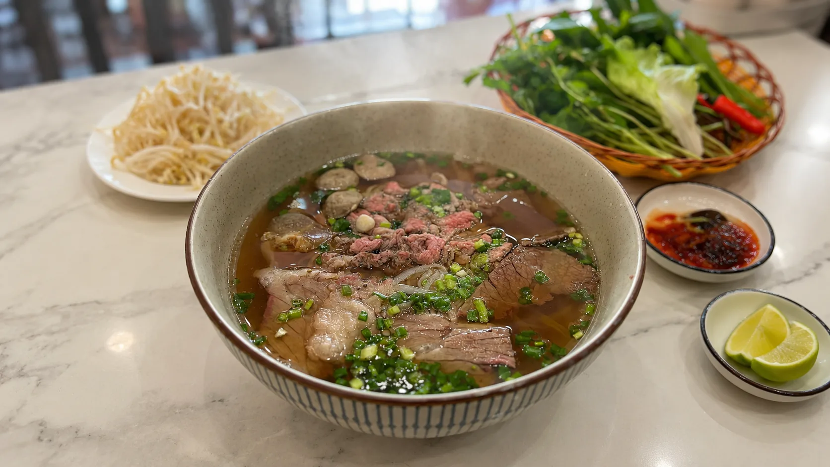 Tô phở bò truyền thống nóng hổi tại quán phở ngon Bảo Lộc Lưu Gia