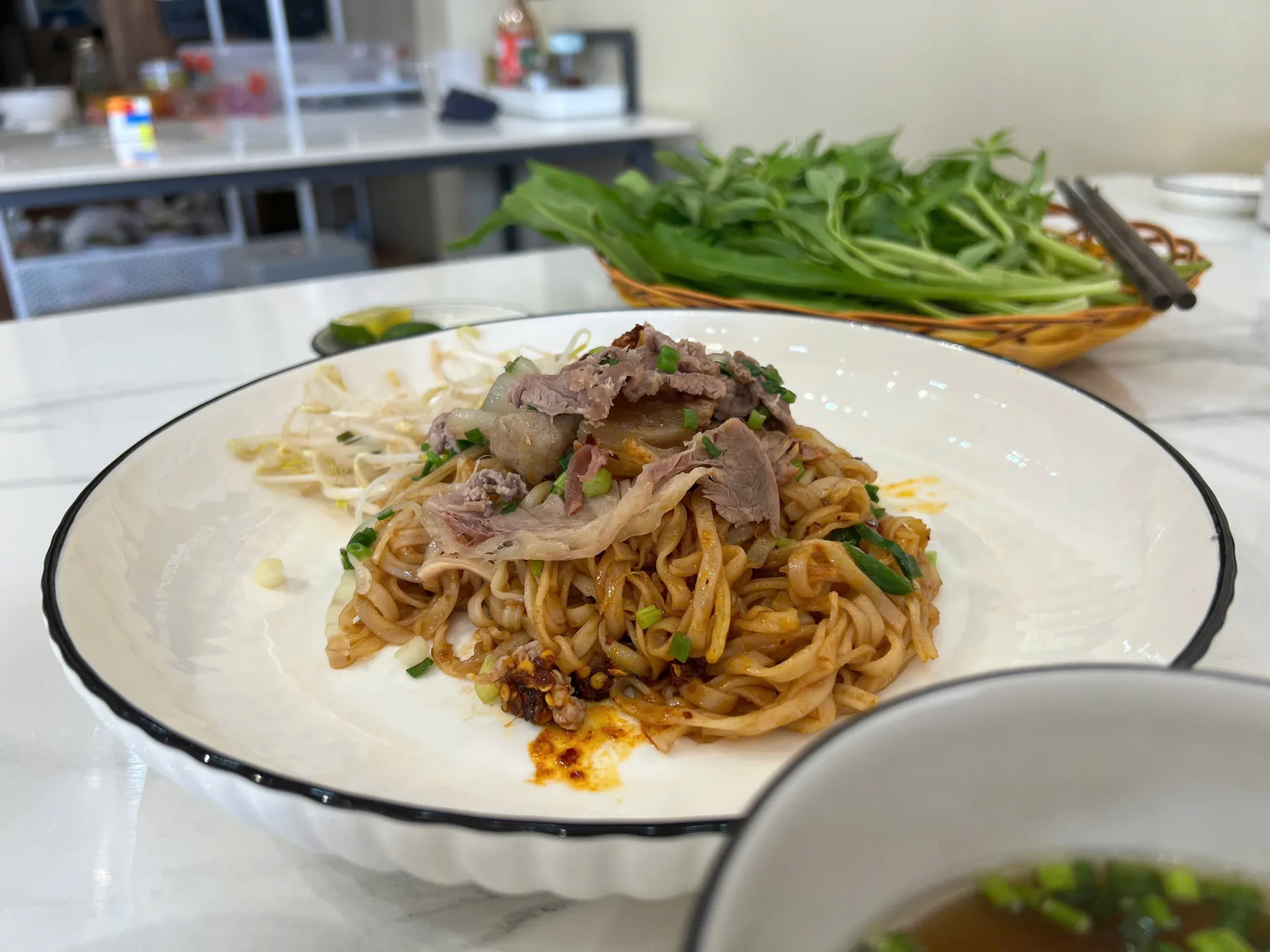 Tô phở trộn bốc khói đã được bếp Lưu Gia trộn đều tay với sốt đậu Hà Lan bí truyền trước khi phục vụ thực khách